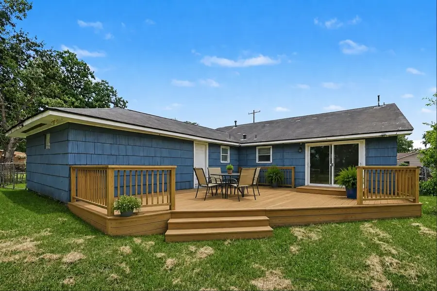 203 Chestnut Street, Lake Jackson, TX 77566 - #3