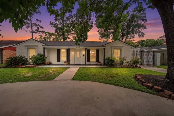 10011 Westview Drive, Houston, TX 77055