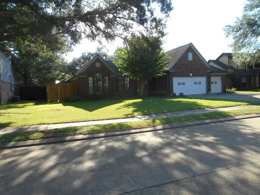 53 S Calla Lily Court, Lake Jackson, TX 77566 - #2