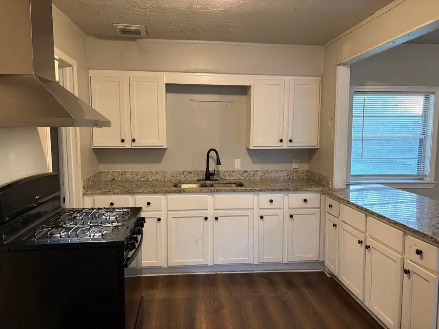 5818 Glenhurst Drive, Houston, TX 77033 - Image #2