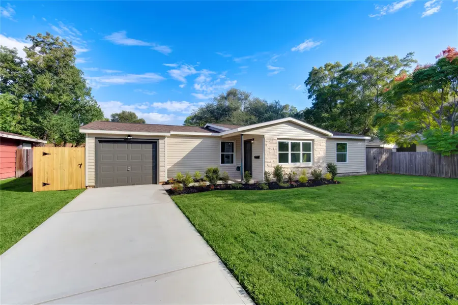 1110 18th Avenue N, Texas City, TX 77590 - #2