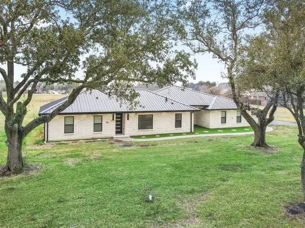 4002 Dixie Farm Road, Pearland, TX 77581