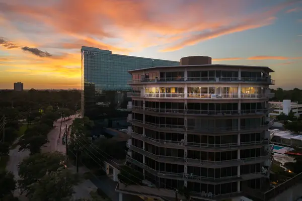 5050 Woodway Drive #8N, Houston, TX 77056
