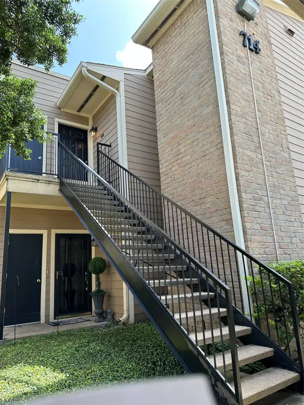 714 Bering Drive #36, Houston, TX 77057