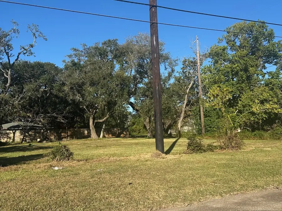 1014 Sycamore, Lake Jackson, TX 77566 - Image #2