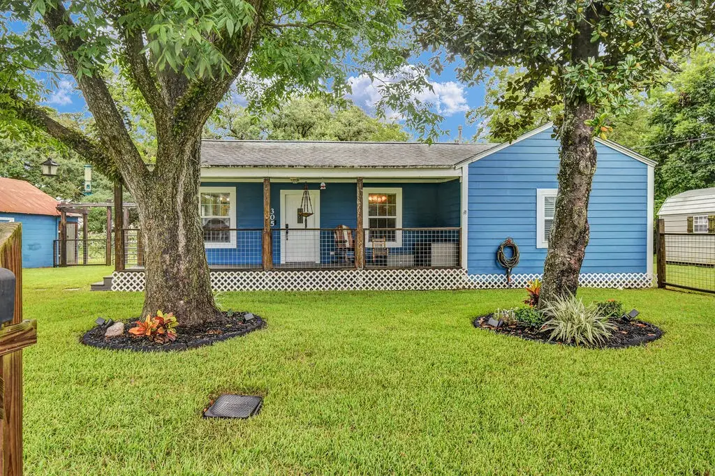 305 South 15th Street, West Columbia, TX 77486 - #1