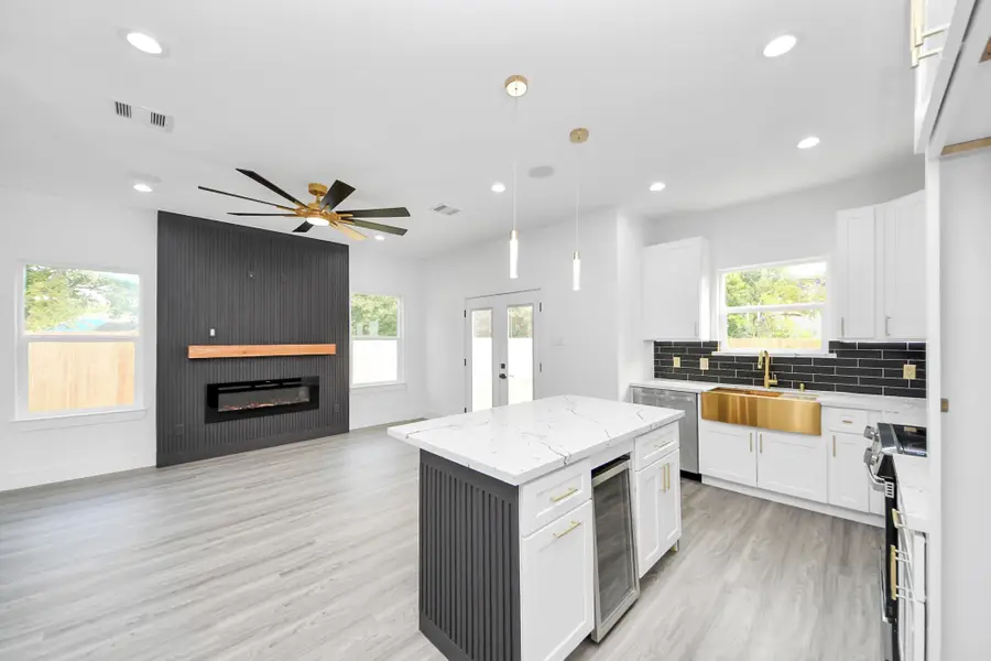 6711 Crestmont Street, Houston, TX 77033 - #2