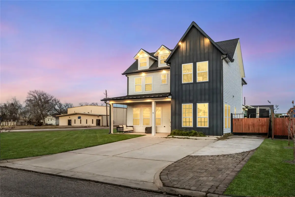 124 N 2nd Street, La Porte, TX 77571 - #1