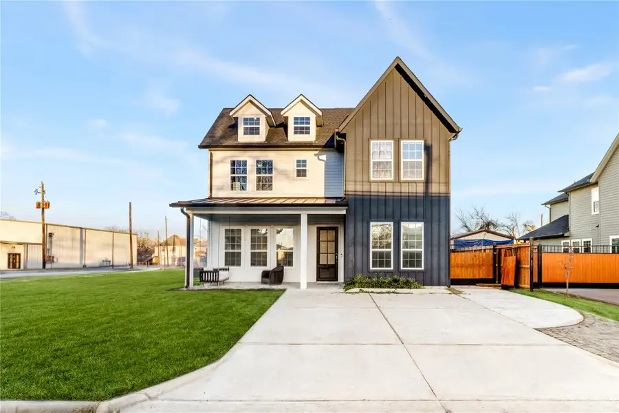 124 N 2nd Street, La Porte, TX 77571 - #2