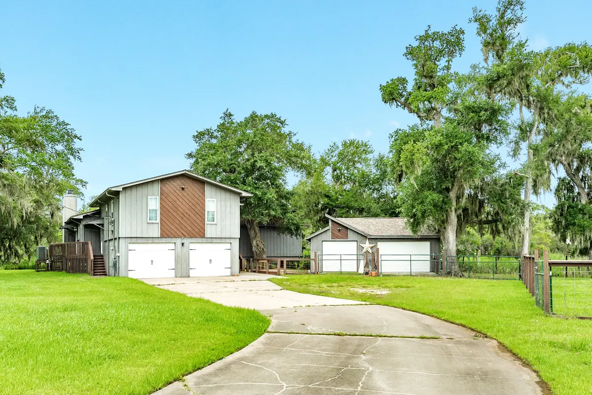 1 Buffalo Ct, Lake Jackson, TX 77566 - #1