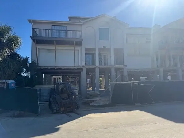 15 Harbour Drive, Nassau Bay, TX 77058