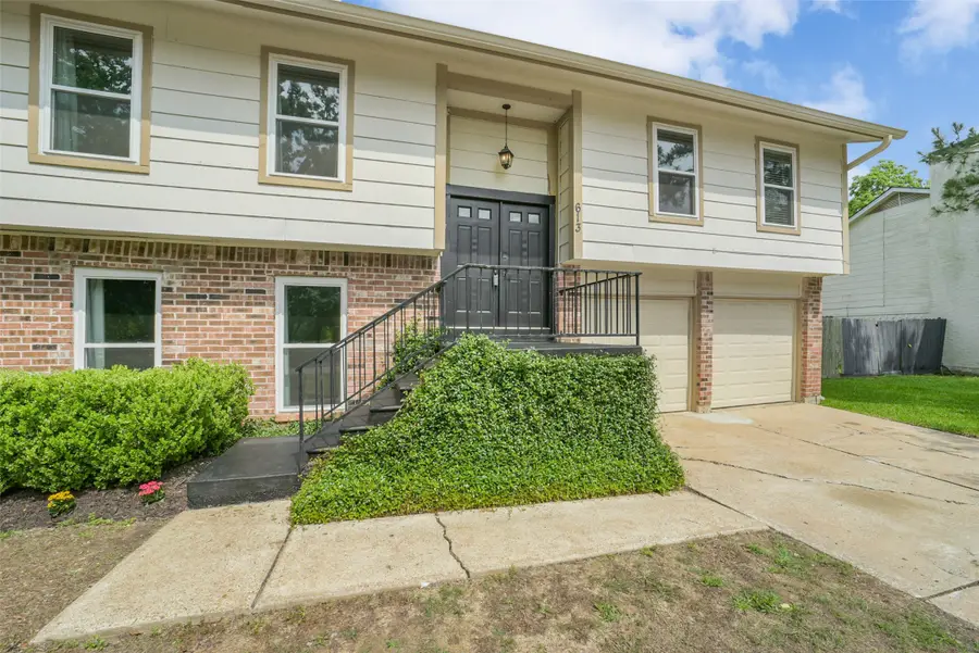 613 E Castle Harbour Drive, Friendswood, TX 77546 - #2