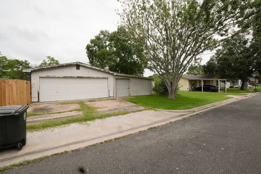 214 South Street, Schulenburg, TX 78956 - #2