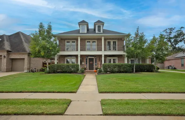 204 Arrowhead Drive, Lake Jackson, TX 77566