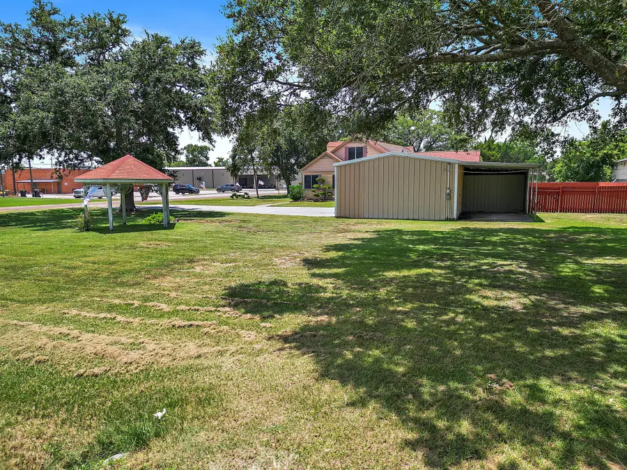 405 Park Street, Anahuac, TX 77514 - #3
