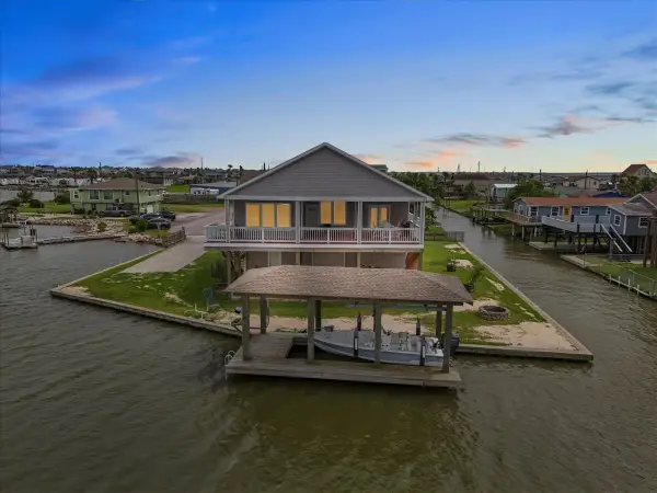 7014 Terrasso Drive, Hitchcock, TX 77563