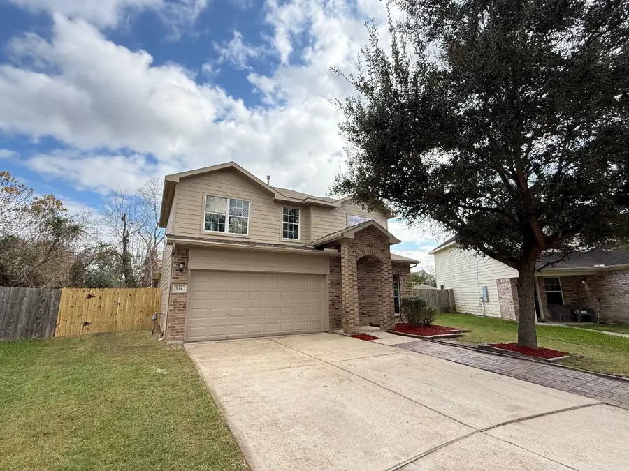 914 Whispering Winds Court, Baytown, TX 77521 - Image #2
