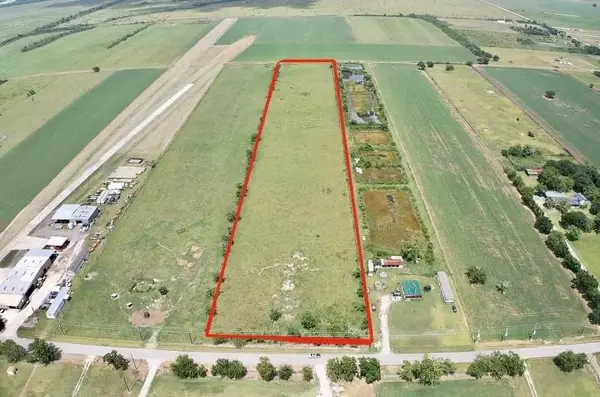 212 County Road, Angleton, TX 77515