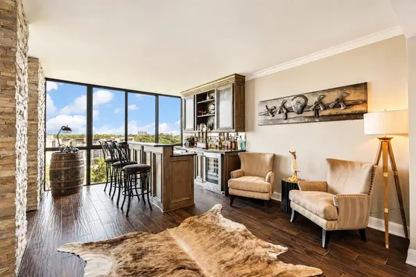 5001 Woodway #1005, Houston, TX 77056