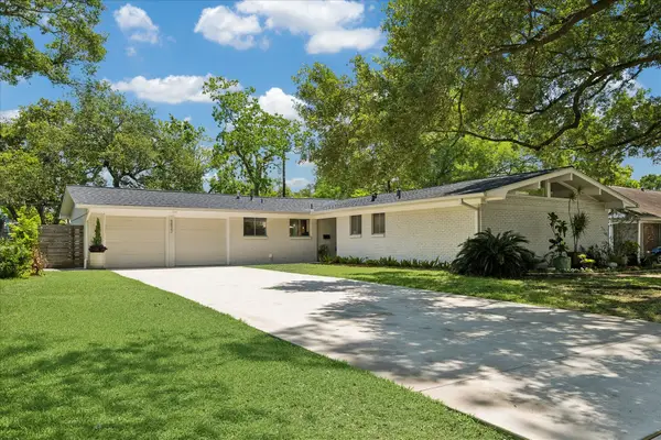 8827 Mcavoy Drive, Houston, TX 77074