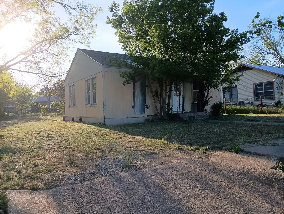 600 5th Avenue, Coleman, TX 76834 - #1