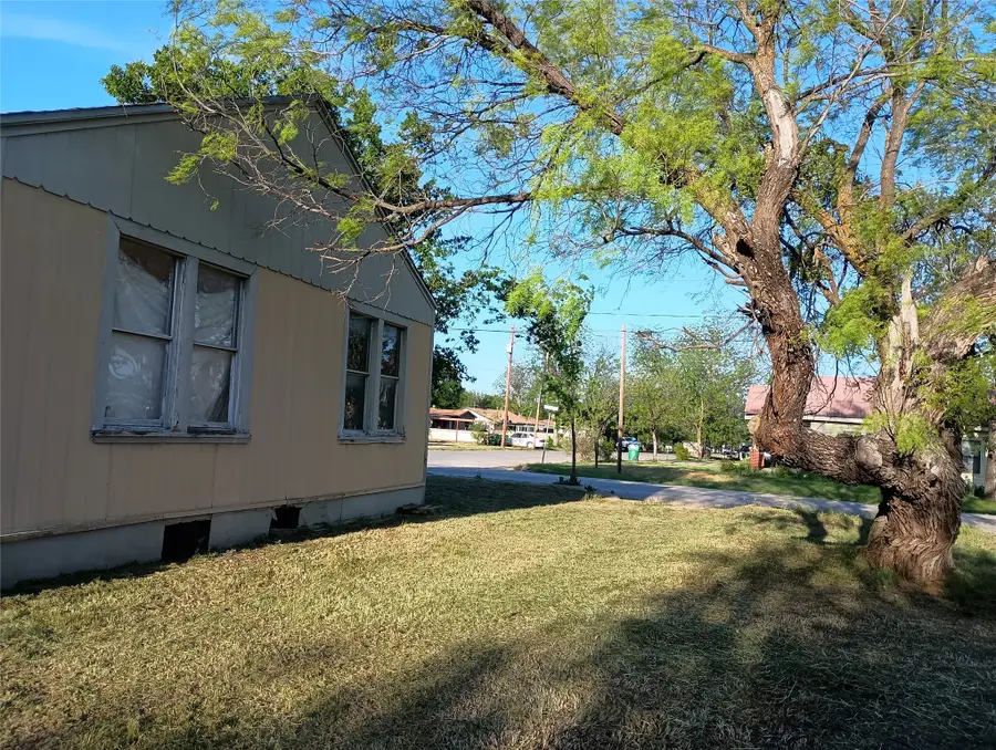 600 5th Avenue, Coleman, TX 76834 - #2