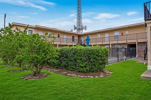 107 E Willowick Avenue #17, Friendswood, TX 77546