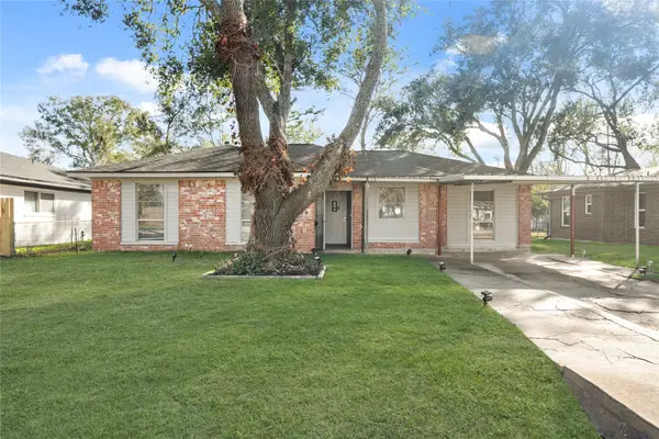 304 E Dumble Street, Alvin, TX 77511