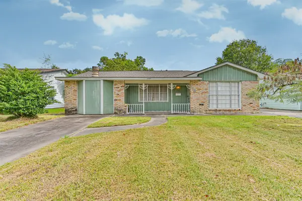 128 Forest Oaks Lane, Lake Jackson, TX 77566