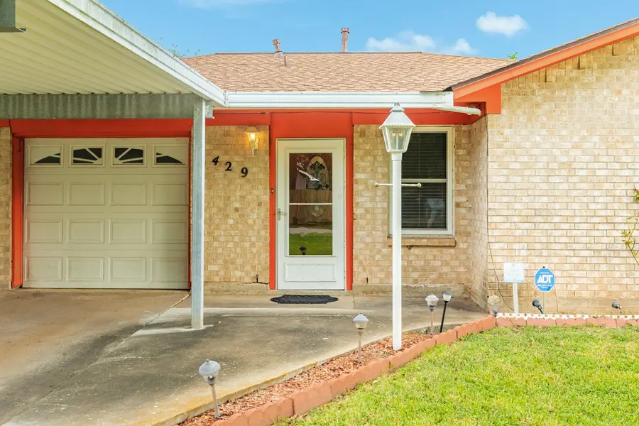429 E Kiber Street, Angleton, TX 77515 - Image #3
