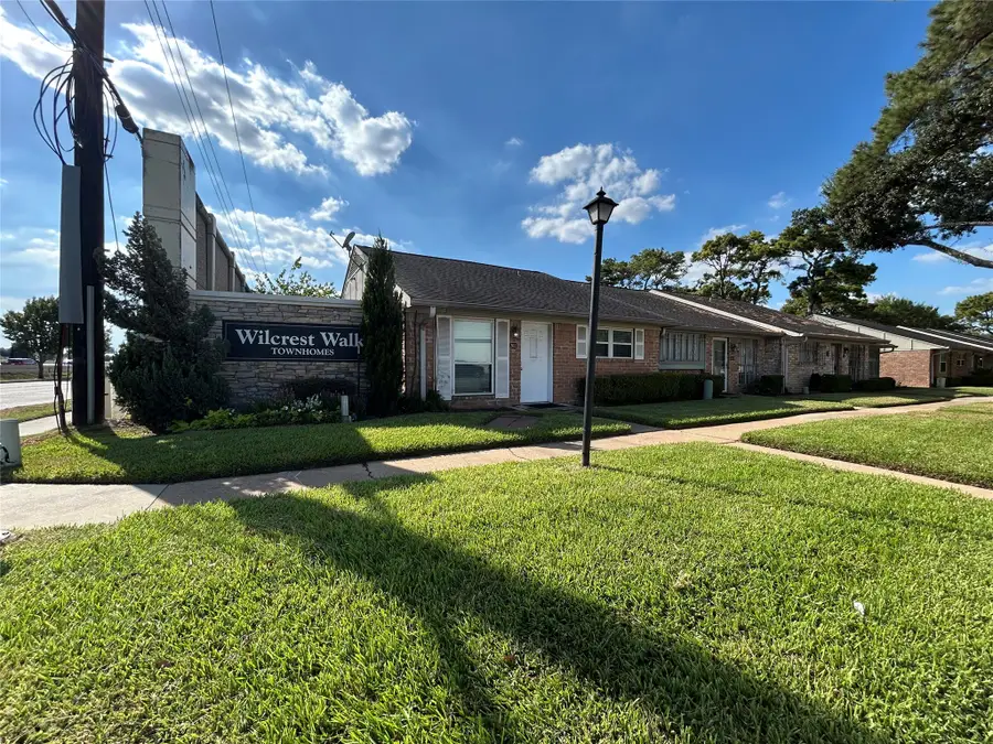202 W Tri Oaks Ln #202, Houston, TX 77043 - #2