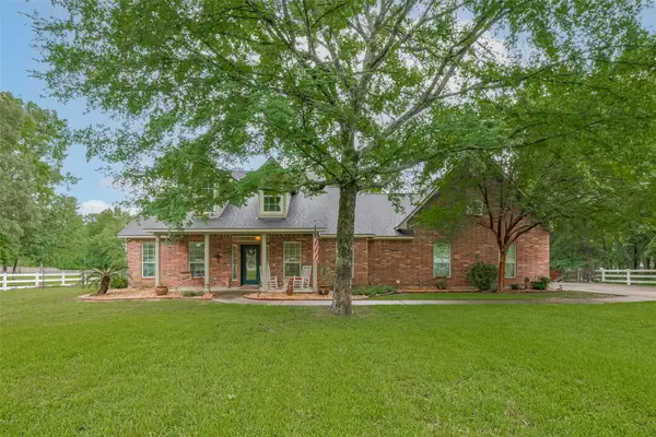 9072 Grand Lake Estates Drive, Montgomery, TX 77316