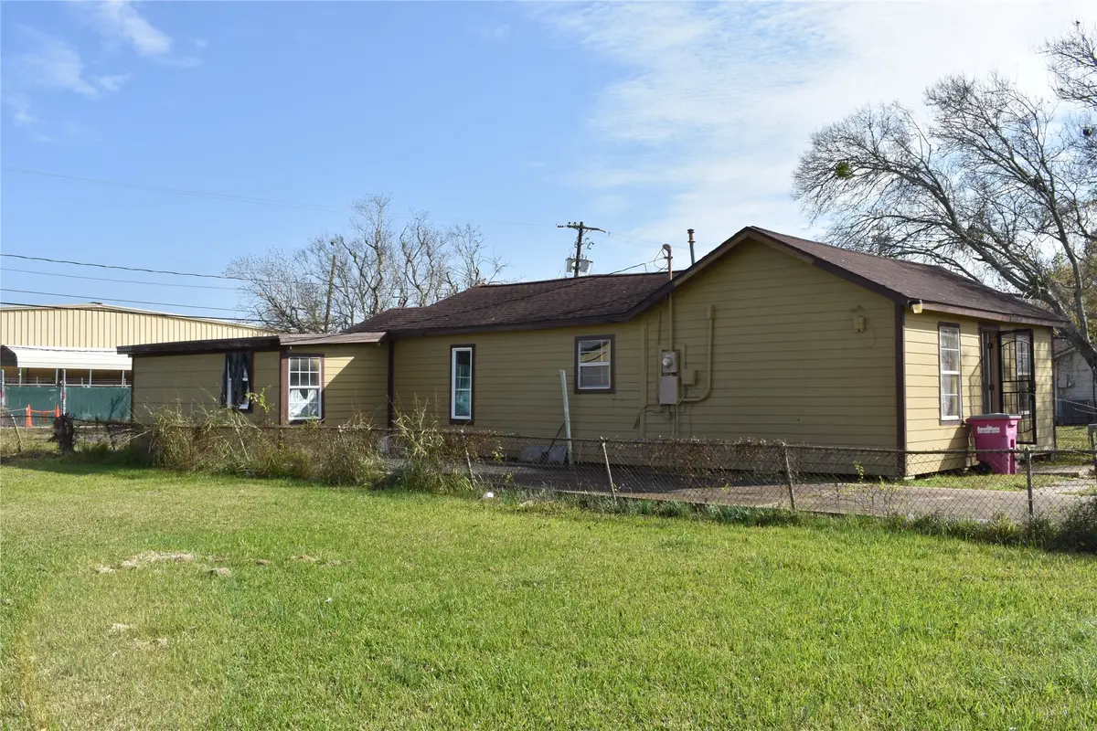 22 N Avenue D, Freeport, TX 77541 - Image #1
