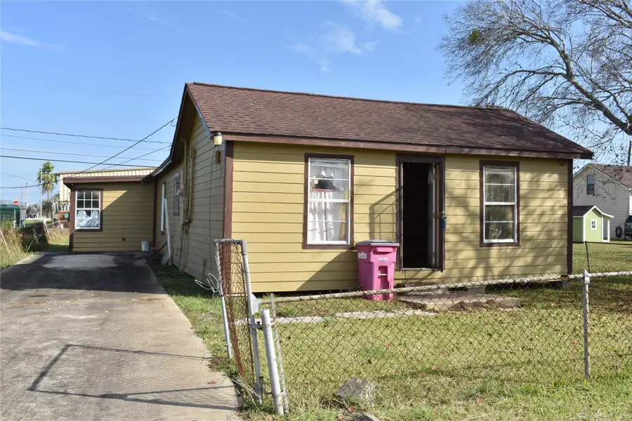 22 N Avenue D, Freeport, TX 77541 - Image #2