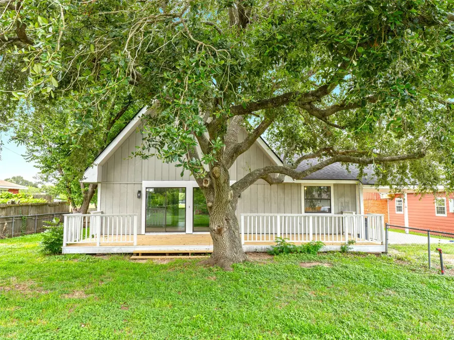305 Johnson Avenue, Palacios, TX 77465 - Image #2