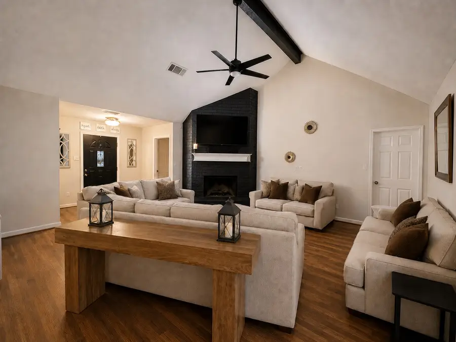 1105 E Adoue Street, Alvin, TX 77511 - #2