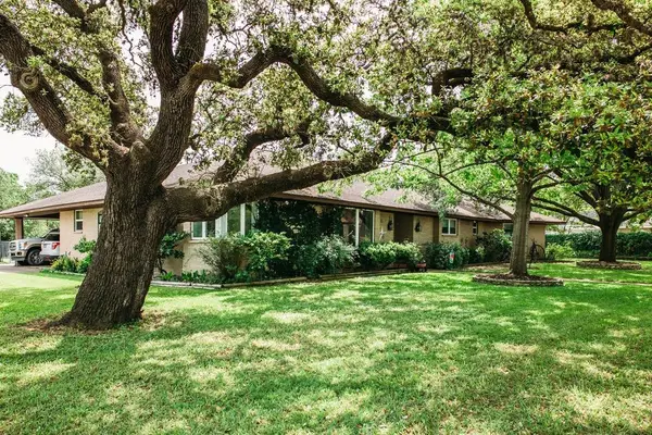 1188 E Oak Street, La Grange, TX 78945