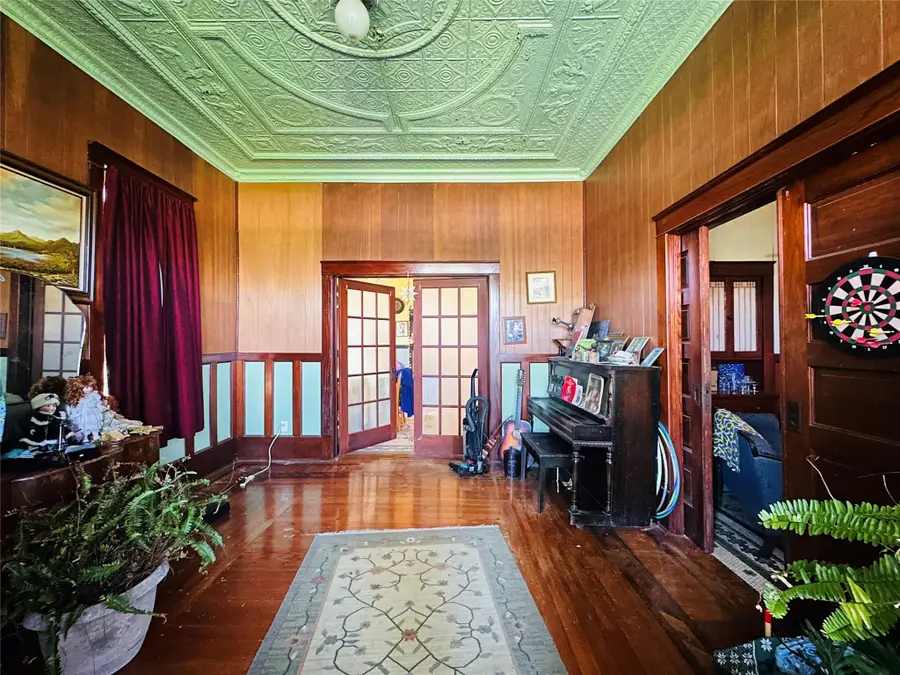 1002 Hopkins Street, Yoakum, TX 77995 - Image #2