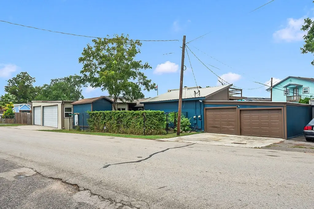 4415 W Bayshore Drive, Bacliff, TX 77518 - #1