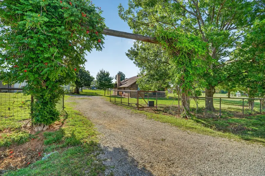 100 Green Meadows Circle, Springtown, TX 76082 - #3