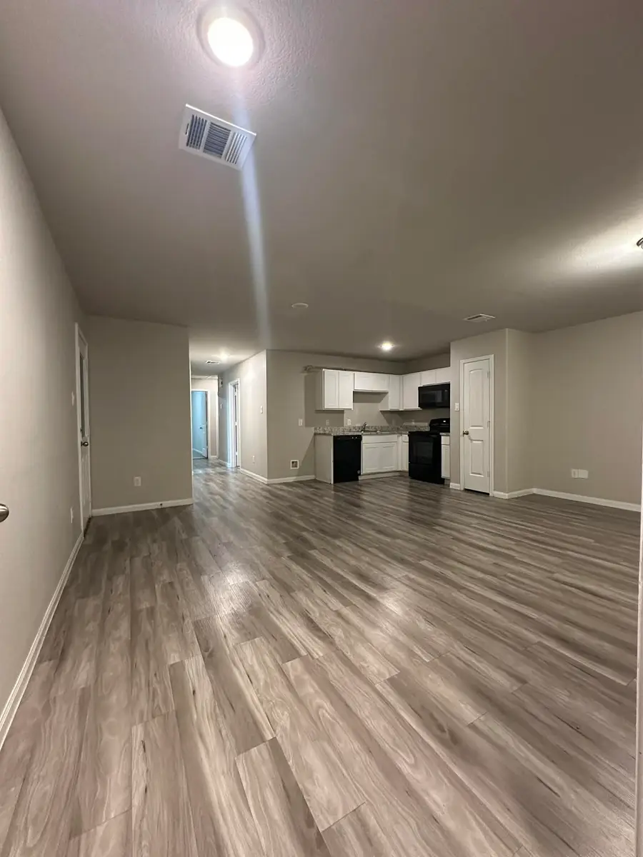 627 W Live Oak Street, Angleton, TX 77515 - #2