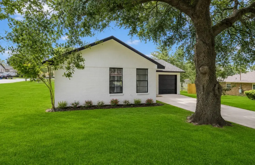 221 N Baron Street, Bellville, TX 77418 - #1