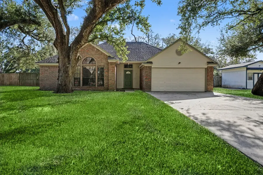206 Forest Oaks Lane, Lake Jackson, TX 77566 - Image #2