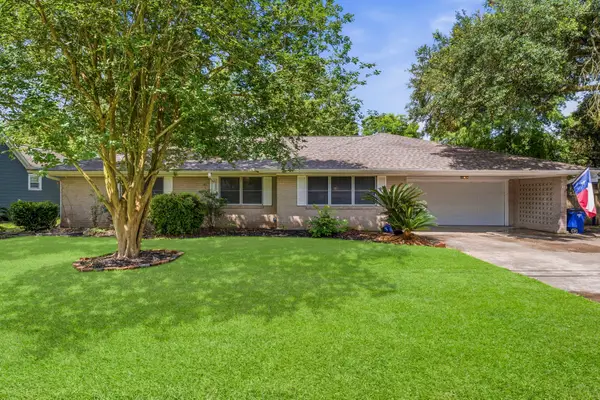 211 S Iowa Avenue, League City, TX 77573