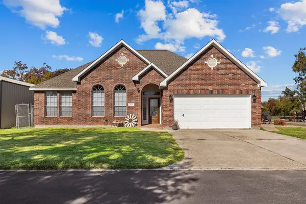 8015 Bayview Drive, Beach City, TX 77523