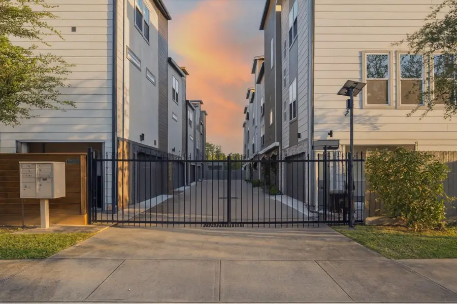 608 W 28th Street #B, Houston, TX 77008 - #2