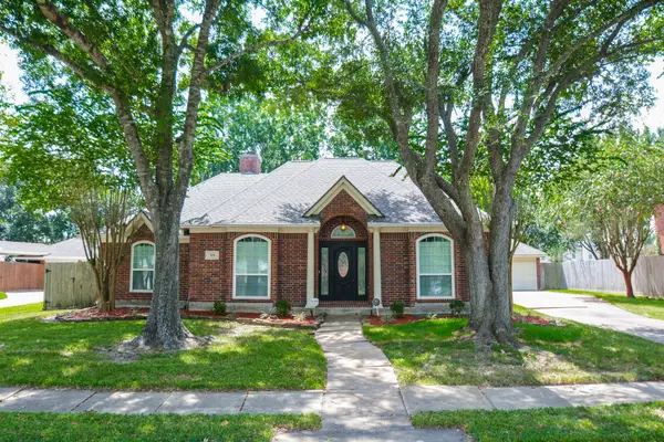 705 Eagle Lakes Drive, Friendswood, TX 77546