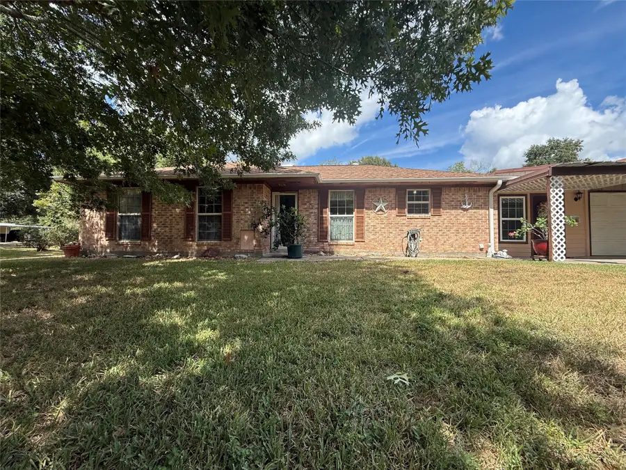 409 Lee Avenue, Anahuac, TX 77514 - #3