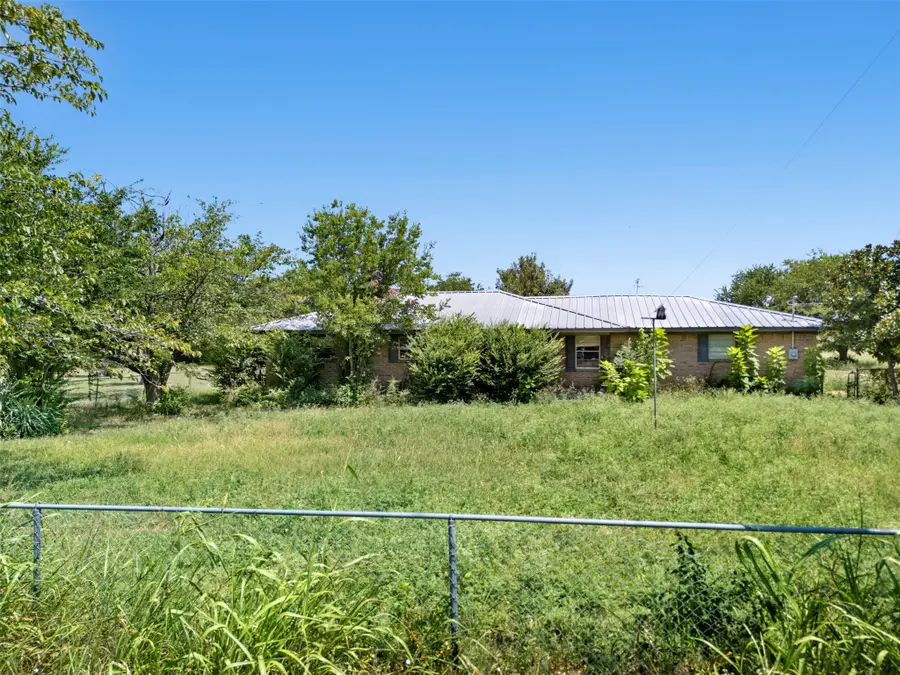 704 E Grand Street, Whitewright, TX 75491 - #2