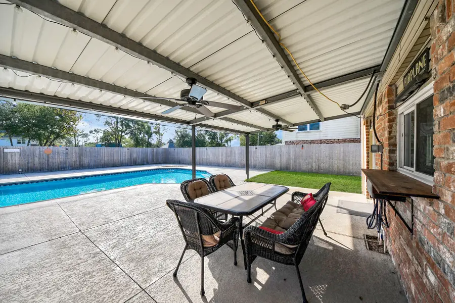 601 E Castle Harbour Drive, Friendswood, TX 77546 - Image #3